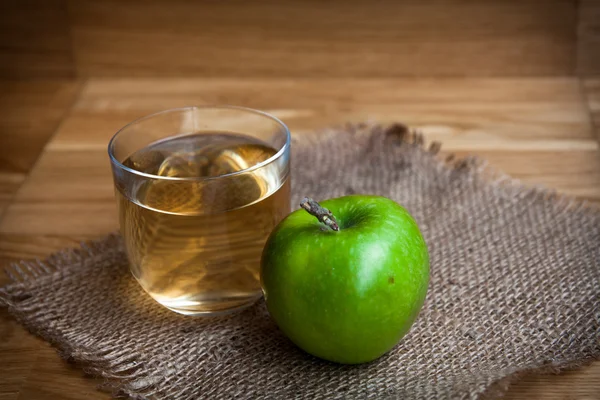 Яблочный сок на деревянном фоне — стоковое фото