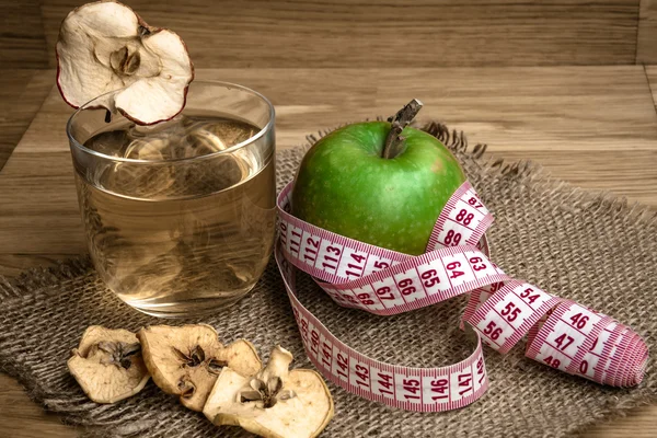 Apple juice with apples on wooden background — Stock Photo, Image