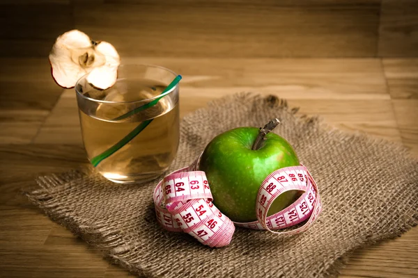 Apple juice with apples on wooden background — Stock Photo, Image