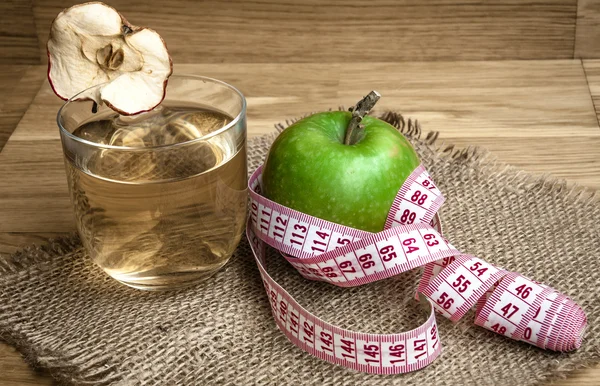 Apple juice with apples on wooden background — Stock Photo, Image