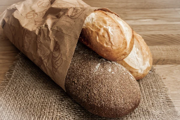 Pan de trigo sobre fondo de madera —  Fotos de Stock