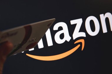İstanbul / Türkiye-20,2020 Erkek el kredi kartıyla Amazon 'dan online alışveriş yapıyor. Kara Cuma konsepti. Kasım ayındaki Amazon Kara Cuma satışları 