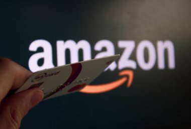 İstanbul / Türkiye-20,2020 Erkek el kredi kartıyla Amazon 'dan online alışveriş yapıyor. Kara Cuma konsepti. Kasım ayındaki Amazon Kara Cuma satışları 