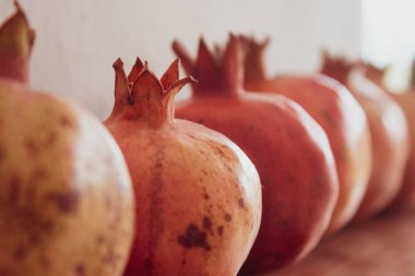 Omuz omuza nar, taze organik hasat edilmiş nar.
