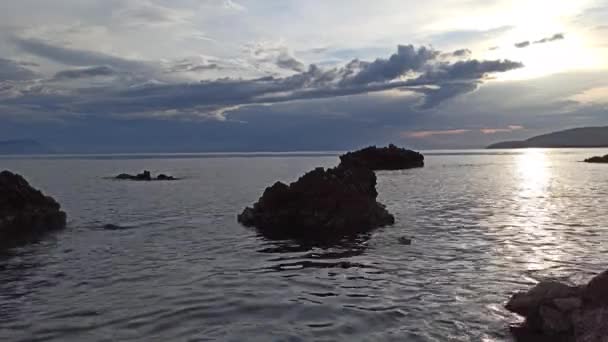 10月の嵐の天気の間にビーチで劇的な夕日 曇りの空と穏やかな海を介して日没 嵐の前の沈黙 — ストック動画