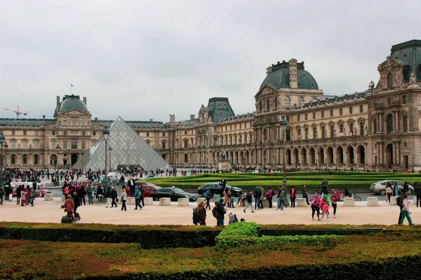 フランス パリのルーブル美術館 フランス 2020年10月30日 ルーブル美術館 観光経済は コロナウイルス Covid パンデミックによって大きく打撃を受けています — ストック写真