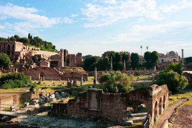 Roma / İtalya-25 Ekim 2020: Roma Forumu. Güneşli bir günde Roma 'yı gezmeye giden Antik Roma Forumu. Coronavirus (COVID-19), turizm ekonomisine büyük darbe vurdu ve ülkenin yayılmasını önleyici tedbirler aldı..