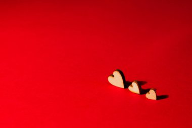 Sevgililer Günü konsepti. Aşk konsepti. Sevgililer gününü kalplerle kutluyoruz. Kırmızı arkaplanda kalpleri kapat