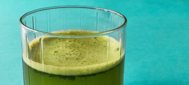 Sağlıklı yaşam tarzı kavramı. Maydanoz ve limonlu su. Metabolizma içkileri hızlandırır. Maydanoz suyu. Sağlıklı içki konsepti. Limonlu. Kilo kaybı içkileri. Vegan içer.