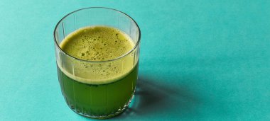 Sağlıklı yaşam tarzı kavramı. Maydanoz ve limonlu su. Metabolizma içkileri hızlandırır. Maydanoz suyu. Sağlıklı içki konsepti. Limonlu. Kilo kaybı içkileri. Vegan içer.