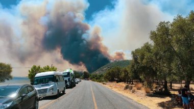 Mula, kerme, Türkiye - 02.08.2021: Türkiye 'de orman yangınları. Türkiye 'de doğal orman yangını krizi günden güne büyüyor. Marmaris, Mugla, Bodrum yanıyor. Türkiye yanıyor. 