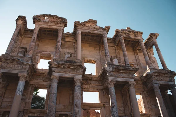 2021年8月30日トルコ セルクのイズミル エペソのケレス図書館エペソは 古代ギリシャのイオニア海岸に位置する都市です トルコのエペソの古代都市 セレスの図書館のファサード — ストック写真