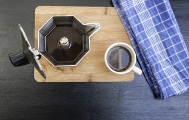 Espresso Pot kahve fincanı ile ahşap tahta üzerinde