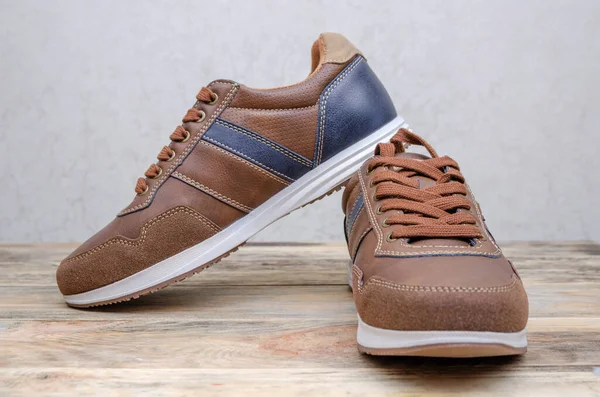 Chaussures Sport Marron Pour Hommes Avec Inserts Bleus Sur Fond — Photo