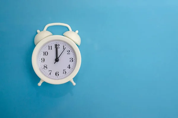 Reloj Despertador Blanco Sobre Fondo Azul Espacio Copia —  Fotos de Stock