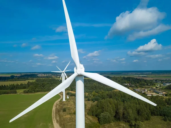 在阳光灿烂的日子里 可以俯瞰风力涡轮机 环境友好 可再生能源的概念 — 图库照片