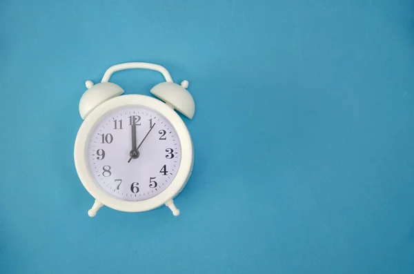 Reloj Despertador Blanco Sobre Fondo Azul Espacio Copia —  Fotos de Stock