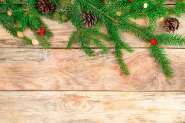 Ahşap zemin üzerinde bir Noel ağacının dalları koni ile, kopyalama alanı olan Rowan böğürtlenleri, üst manzara. Noel ve Yeni Yıl arkaplan kopyalama alanı.