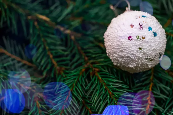 Boule Noël Blanche Sur Branche Sapin Noël Gros Plan Beau — Photo