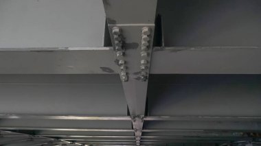Köprü çerçevesine yakın çekim. Sürgülü köprü desteği.