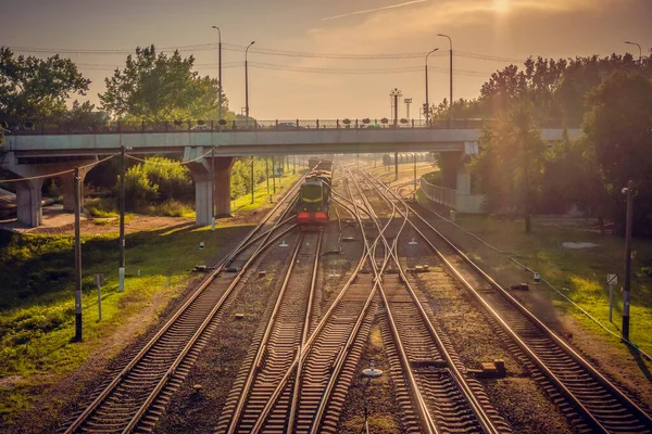 Järnvägsspår Med Tåg Bakgrunden Bron Och Solnedgången — Stockfoto