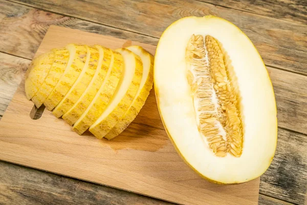 Tagliare Melone Fette Una Tavola Legno Vicino — Foto Stock