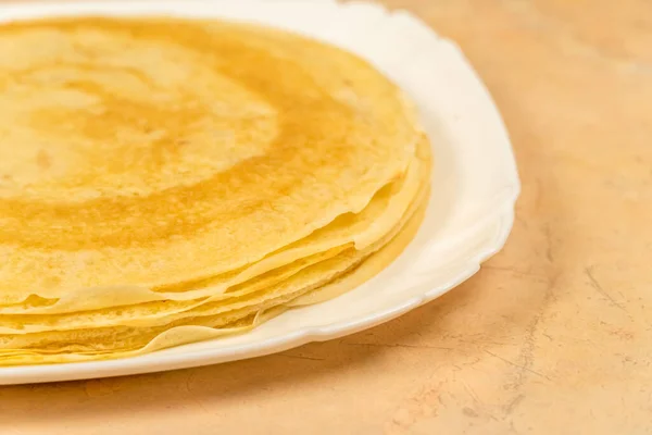 Pancake Merah Muda Yang Siap Dibuat Terletak Piring Putih Close — Stok Foto