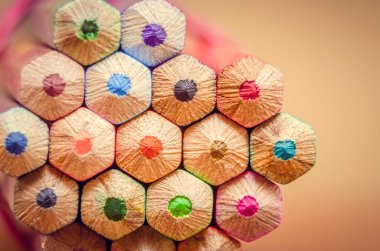 Renkli kalemler, makro, arka plan. Renkli kalemlerin parlak renkli arkaplanı, kopyalama alanı.