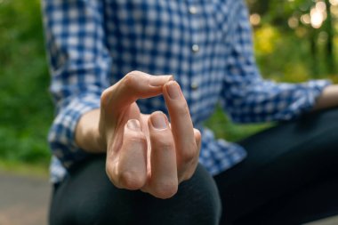 Lotus 'ta bir kadının eli ormanın içinde poz veriyor.