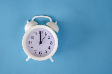 Mavi arkaplanda beyaz alarm saati, boşluğu kopyala