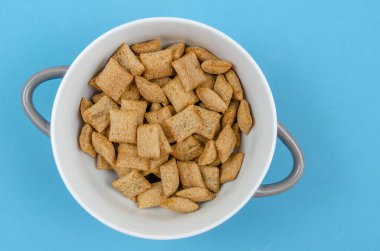 Mavi arka planda çikolatalı mısır tabağı, fotokopi alanı, üst manzara.
