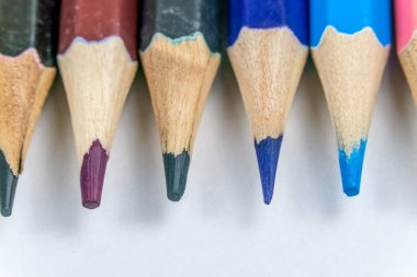 Duboc renkli kalemlerin makrofotoğrafçılığı, arkaplan, kopyalama alanı.