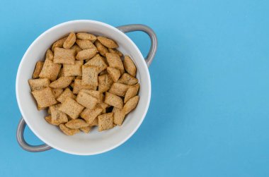 Mavi arka planda çikolatalı mısır tabağı, fotokopi alanı, üst manzara.