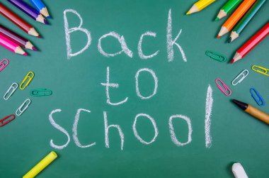 Tahtaya tebeşirle yazılmış. Okula dönerken ataç, tebeşir, kalem, kurşun kalem ve üst görünümün yanında. Güzel, parlak, eğlenceli okul geçmişi.