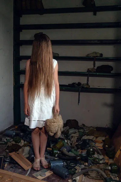 Chica Vestido Blanco Con Pelo Largo Sosteniendo Oso Peluche Encuentra — Foto de Stock