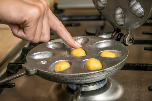 Ręka Kobiety Umieszcza Ciasteczka Kulki Ciasta Okrągłym Naczyniu Pieczenia Ciasteczek — Zdjęcie stockowe