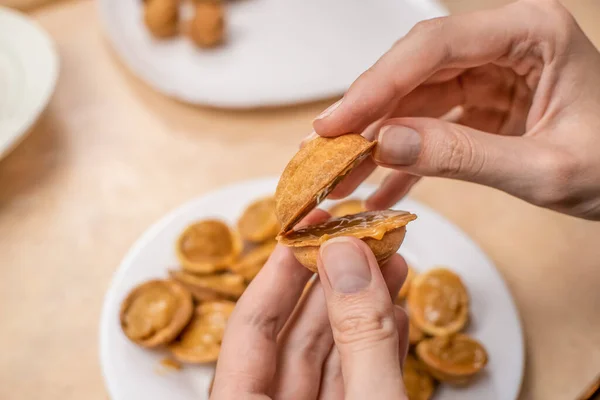 Las Manos Las Mujeres Conectan Las Mitades Galleta Nuez Llena — Foto de Stock