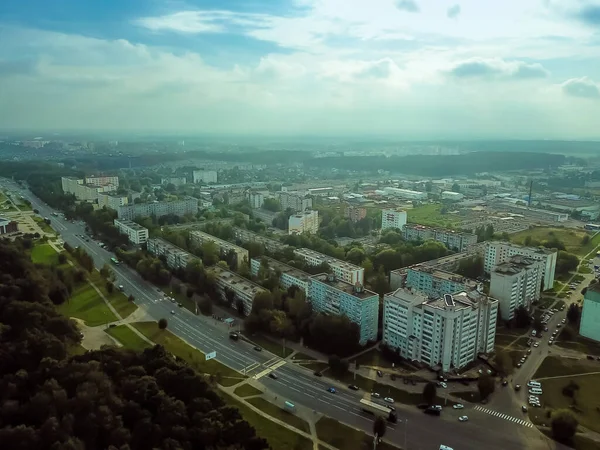 Şehrin Kenar Mahallelerinden Bir Yaz Günü Tahttan Bir Fotoğraf — Stok fotoğraf