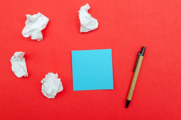 Folha Papel Azul Com Espaço Cópia Papel Amassado Caneta Fundo — Fotografia de Stock