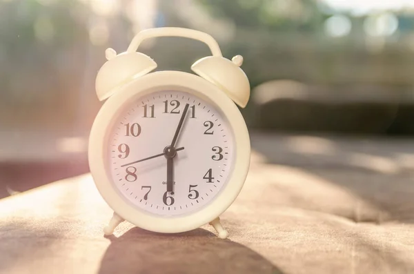 Reloj Despertador Blanco Encuentra Sofá Luz Del Sol Hermoso Fondo —  Fotos de Stock