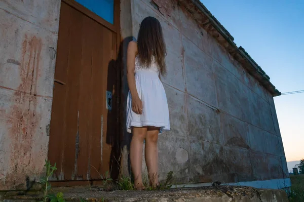 Ragazza Abito Bianco Con Lunghi Capelli Scuri Gettati Sul Viso — Foto Stock