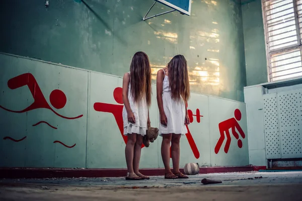 Due Ragazze Abiti Bianchi Con Capelli Lunghi Trovano Nella Palestra — Foto Stock