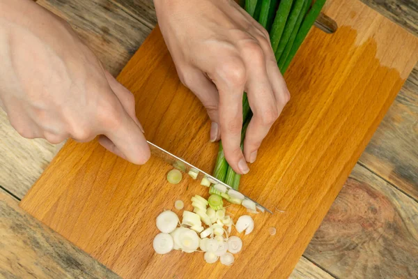 Las Manos Las Mujeres Cortan Cebollas Verdes Con Cuchillo Tablero — Foto de Stock