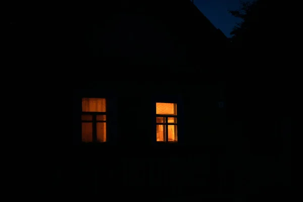 Una Casa Pueblo Enciende Dos Ventanas Por Noche Cerca — Foto de Stock