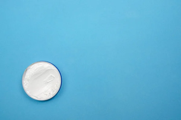 Frasco Redondo Com Creme Branco Interior Fundo Azul Com Espaço — Fotografia de Stock