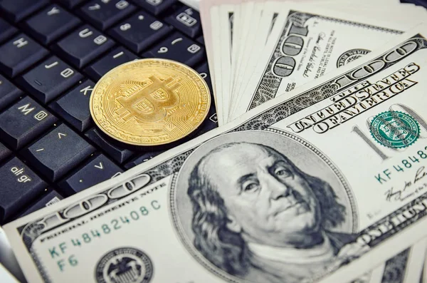 Bitcoin Coin Liegt Auf Der Tastatur Eines Laptops Mit Einem — Stockfoto