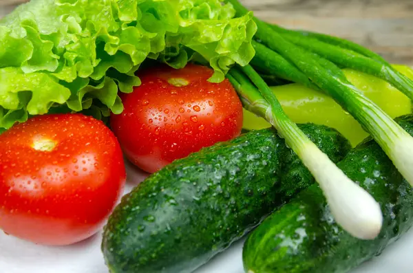 Schönes Frisches Saftiges Gemüse Mit Wassertropfen Auf Einem Weißen Teller — Stockfoto