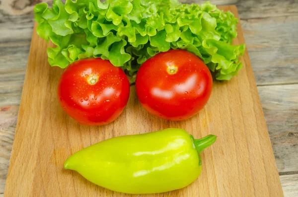 Frisches Saftiges Gemüse Paprika Tomaten Gurken Salatblätter Mit Wassertropfen Sind — Stockfoto