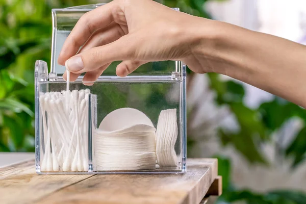 Vrouw Hand Neemt Uit Witte Katoen Wattenstaafjes Van Organisator Close — Stockfoto