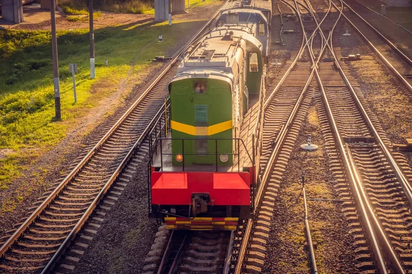 Järnvägsspår Med Tåg Bakgrunden Bron Och Solnedgången — Stockfoto